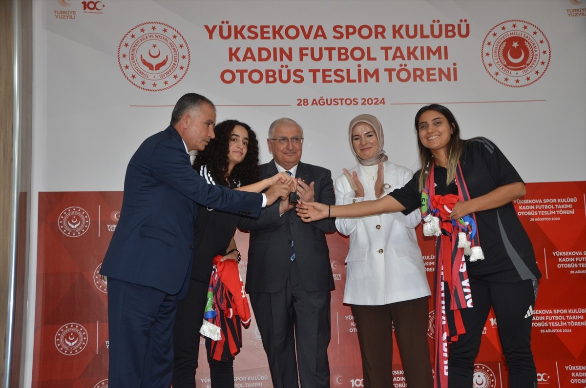 Hakkari'ye gelen Milli Savunma Bakanı Yaşar Güler (sol4) ve Aile ve Sosyal Hizmetler Bakanı...