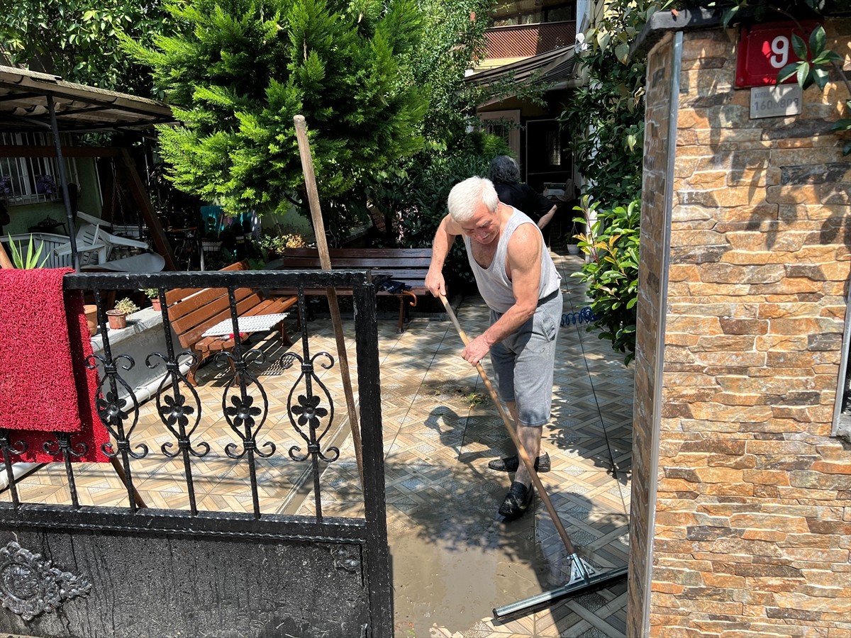 İstanbul'da sabah başlayan yağış, bazı bölgelerde gök gürültülü sağanak şeklinde etkisini artırdı....