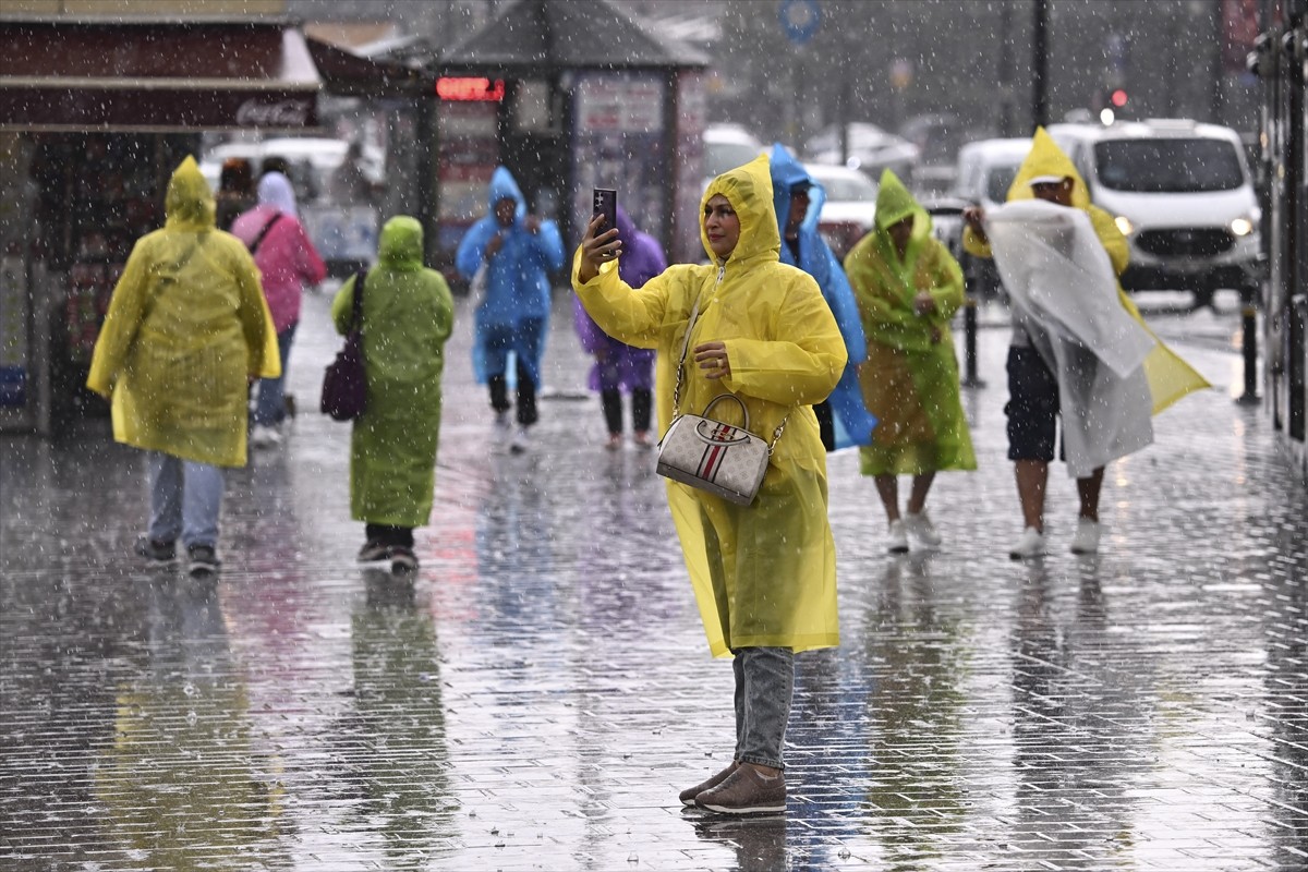 İstanbul'un bazı bölgelerinde sağanak hayatı olumsuz etkiliyor.