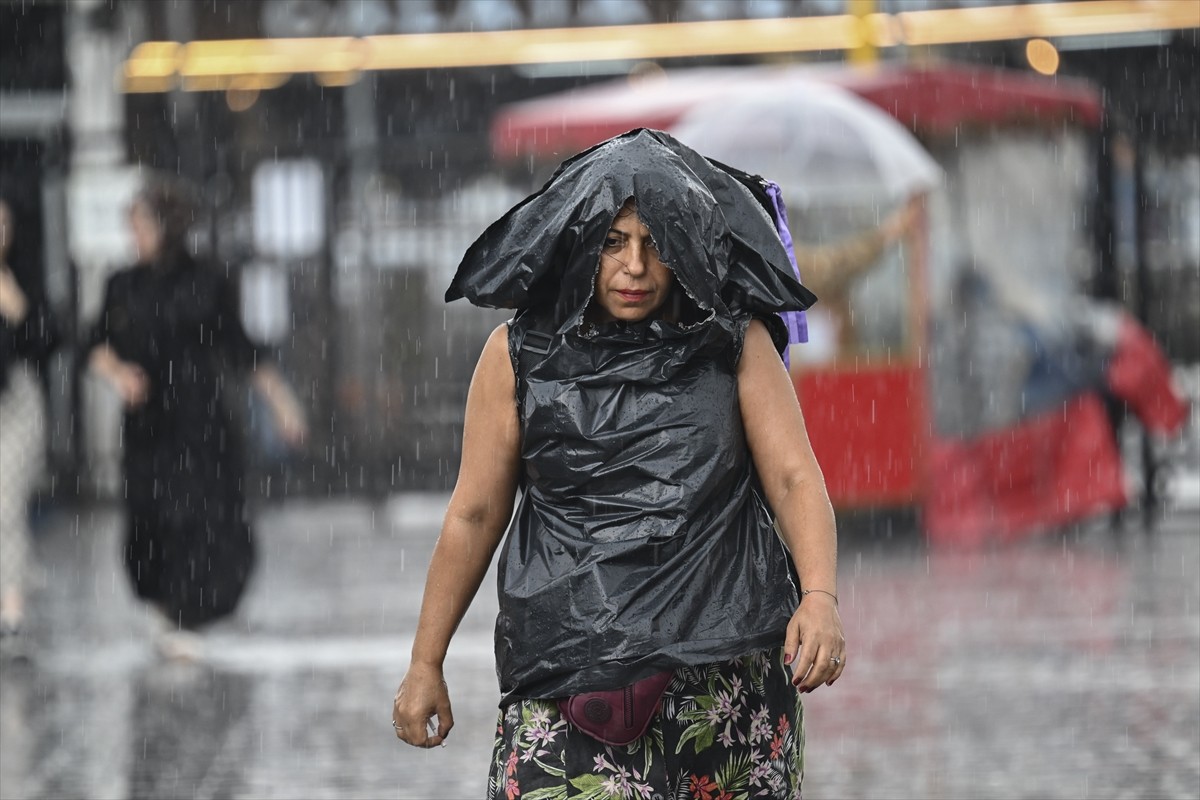 İstanbul'un bazı bölgelerinde sağanak hayatı olumsuz etkiliyor.