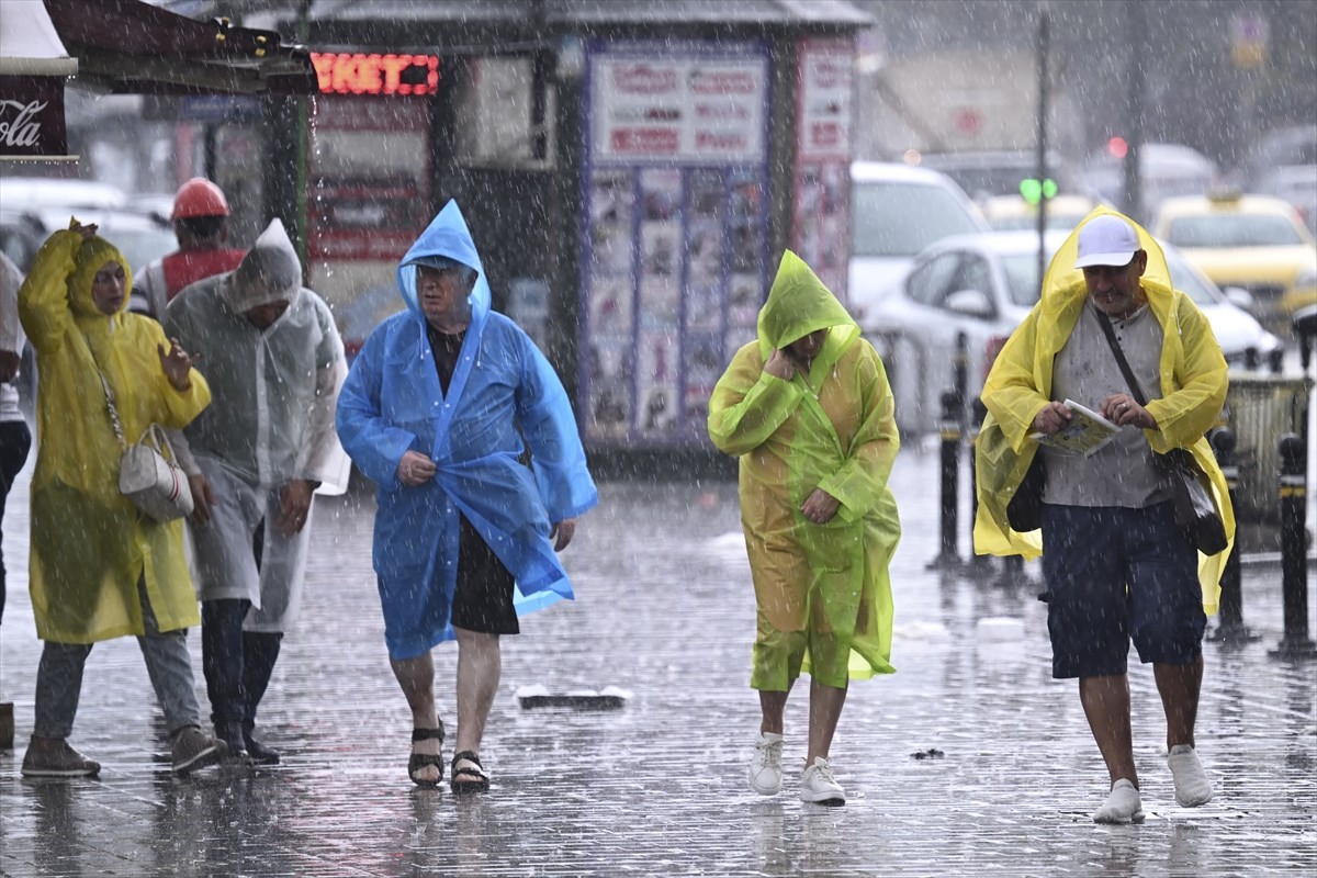 İstanbul'un bazı bölgelerinde sağanak hayatı olumsuz etkiliyor.