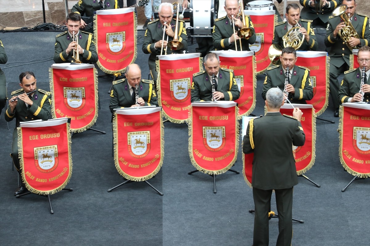 İzmir'de Ege Ordusu Bölge Bandosu, 30 Ağustos Zafer Bayramı etkinlikleri kapsamında konser...