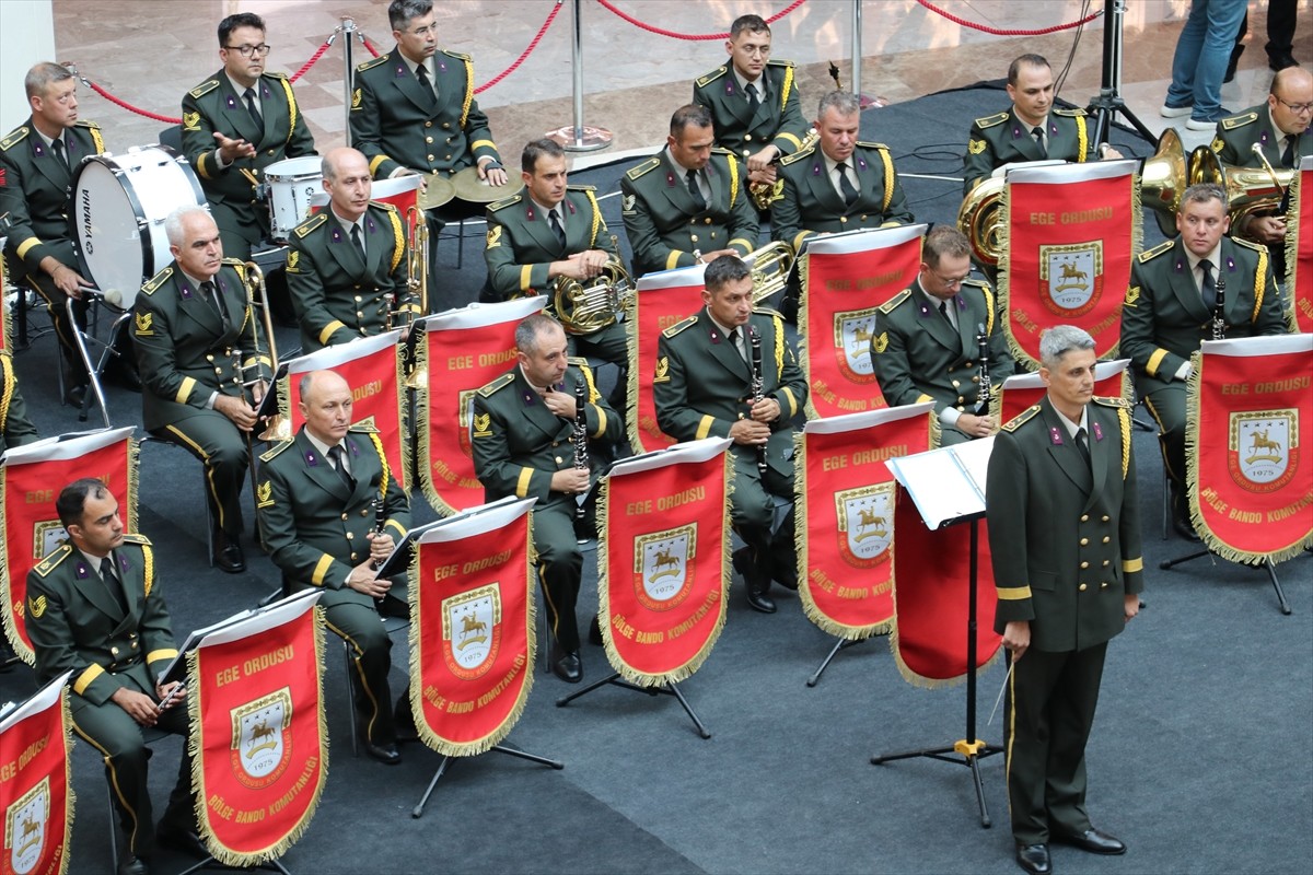 İzmir'de Ege Ordusu Bölge Bandosu, 30 Ağustos Zafer Bayramı etkinlikleri kapsamında konser...