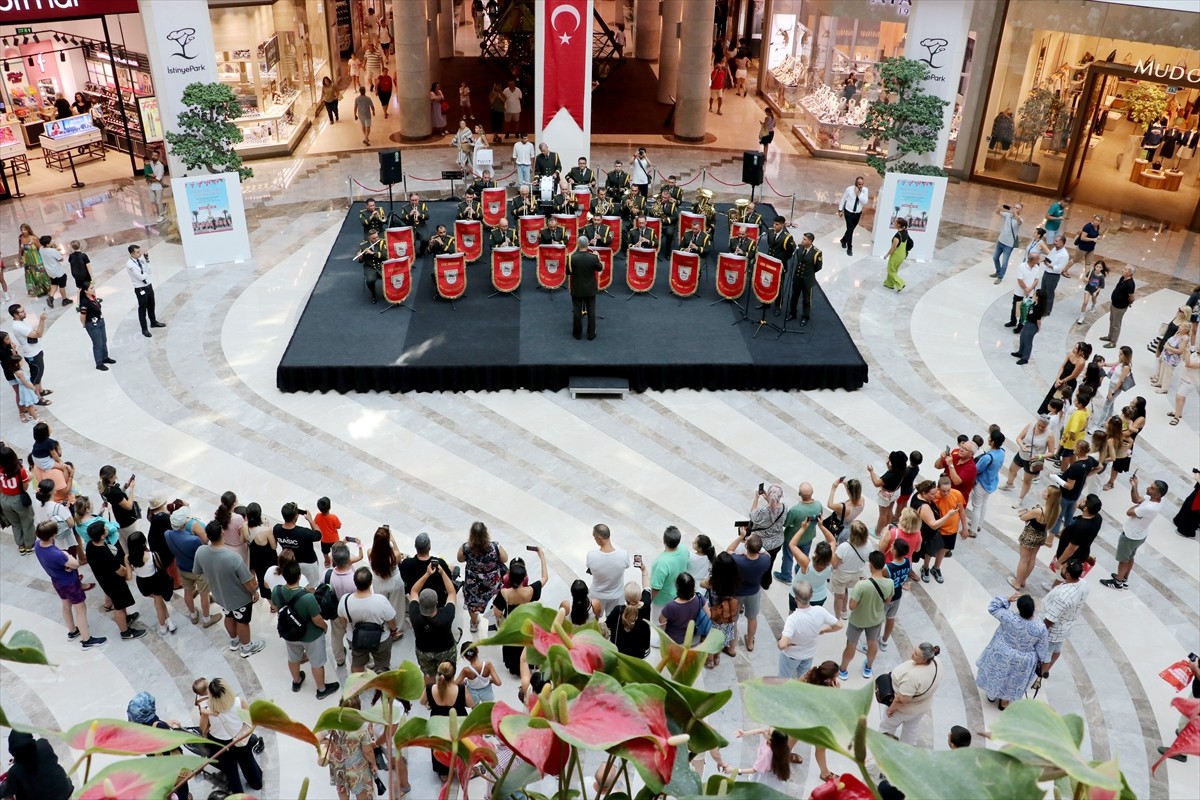 İzmir'de Ege Ordusu Bölge Bandosu, 30 Ağustos Zafer Bayramı etkinlikleri kapsamında konser...