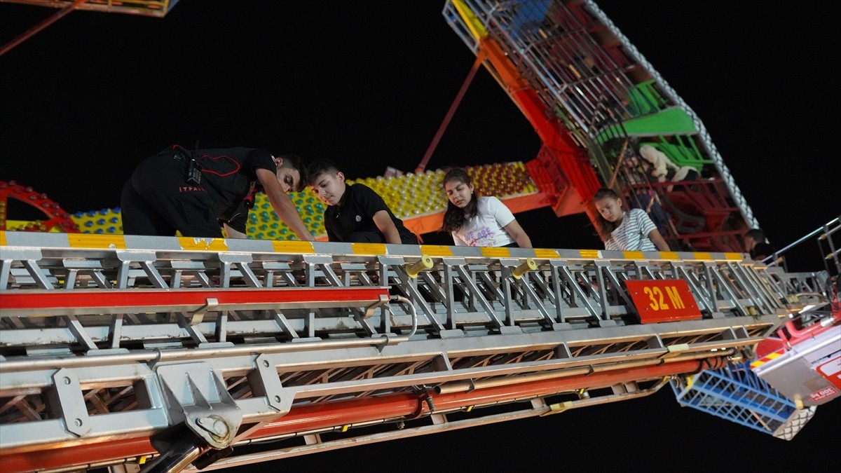 Kahramanmaraş’ta lunaparkta ranger (kamikaze) olarak bilinen oyun aletinde asılı kalan 23 kişi...