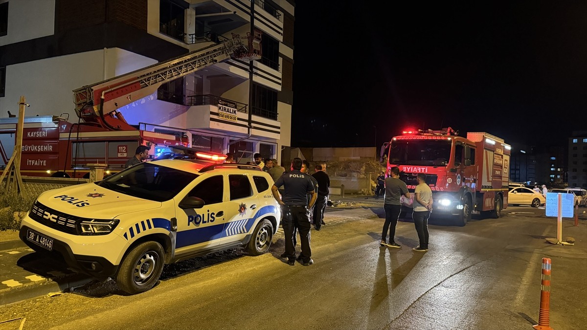 Kayseri'de sinir krizi geçirerek oturduğu daireyi ateşe veren kişi, polis ekipleri tarafından...