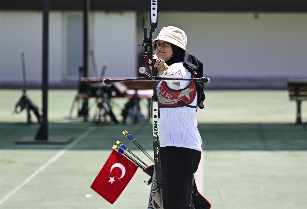 Paris 2024 Olimpiyat Oyunları'nda kadınlar klasik yay müsabakalarında çeyrek finale kadar yükselen...