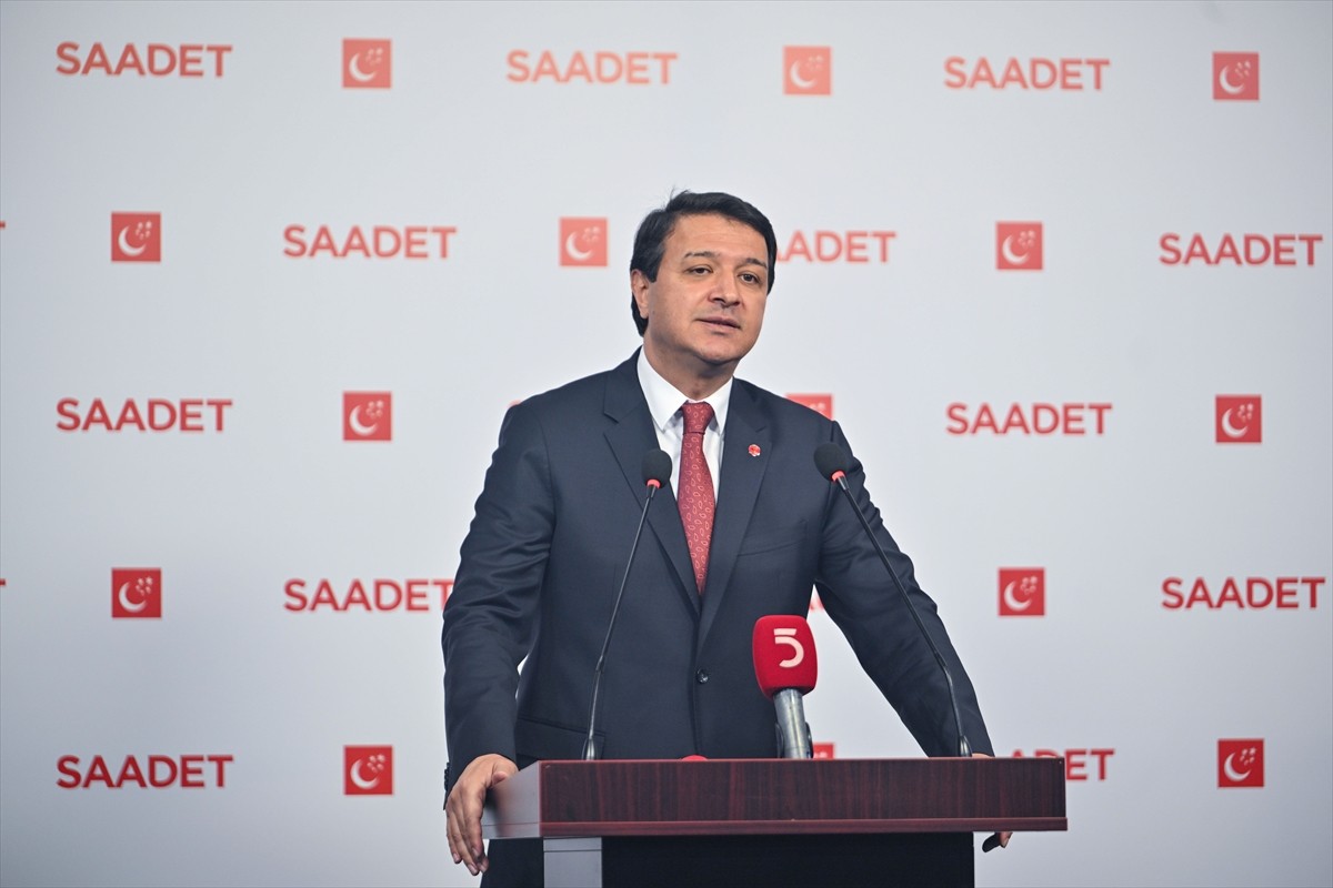  Saadet Partisi Genel Başkan Vekili Mahmut Arıkan, parti genel merkezinde düzenlediği basın...