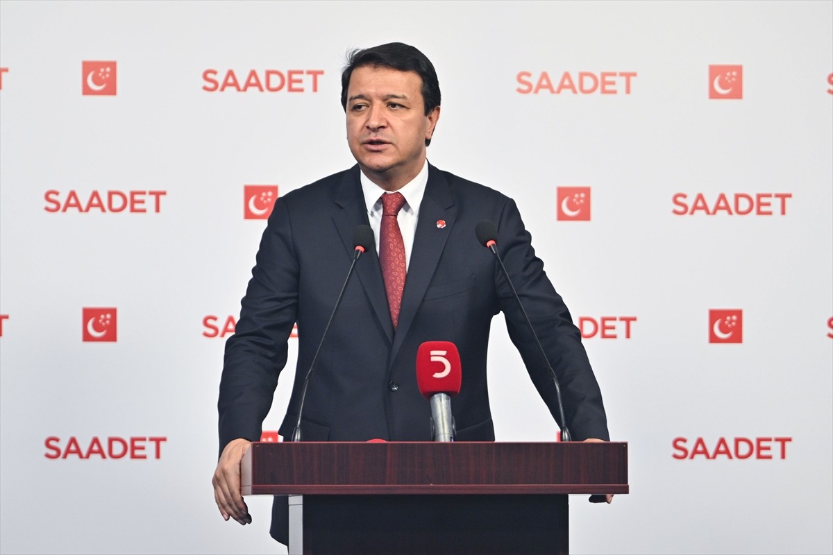  Saadet Partisi Genel Başkan Vekili Mahmut Arıkan, parti genel merkezinde düzenlediği basın...