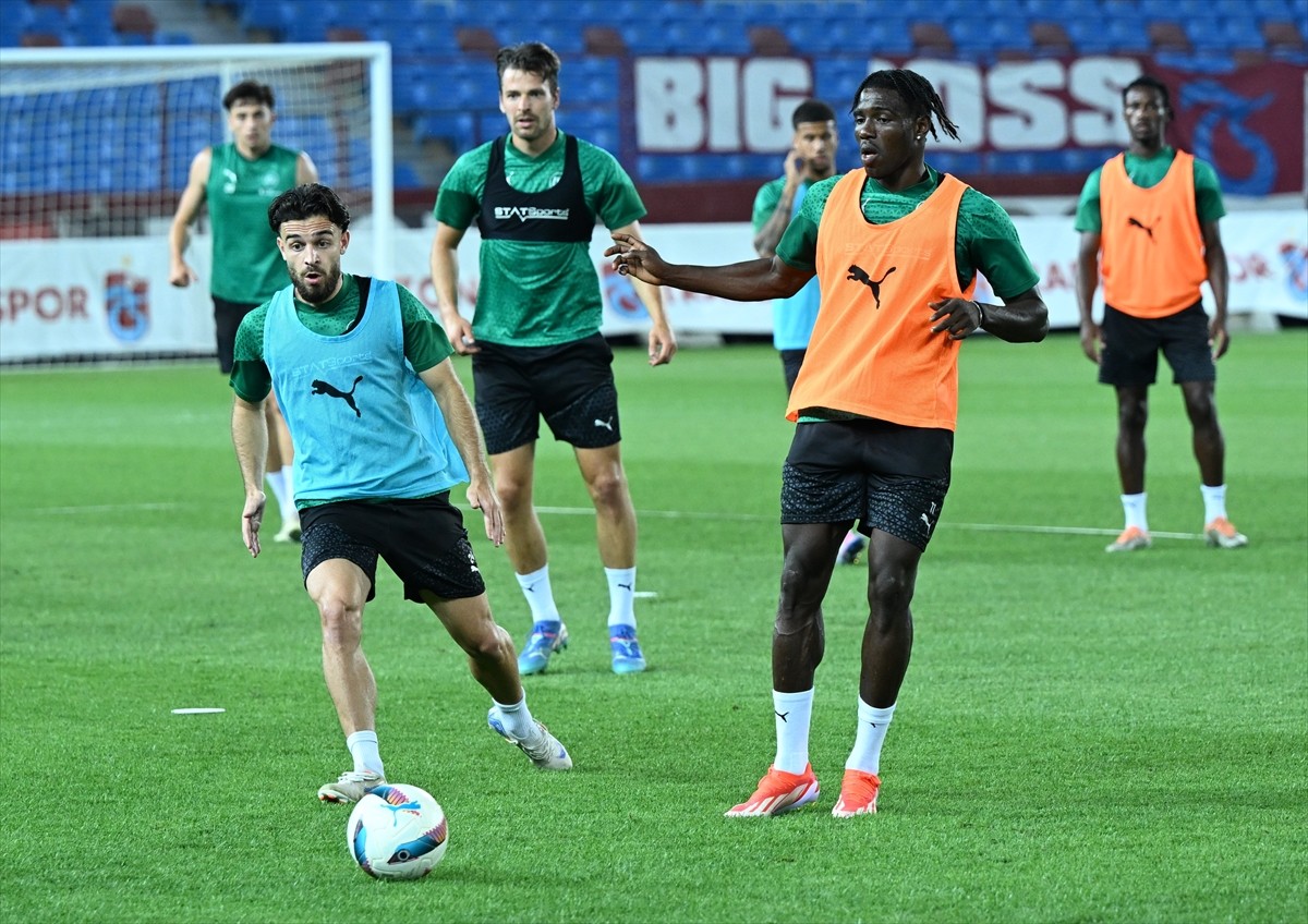 UEFA Konferans Ligi play-off turu rövanş maçında yarın Trabzonspor'a konuk olacak St. Gallen...