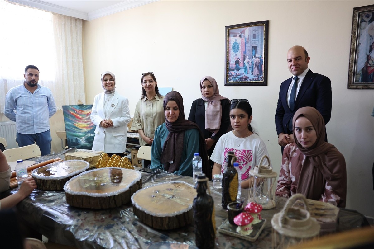 Aile ve Sosyal Hizmetler Bakanı Mahinur Özdemir Göktaş, Hakkari programı kapsamında Aile Destek...