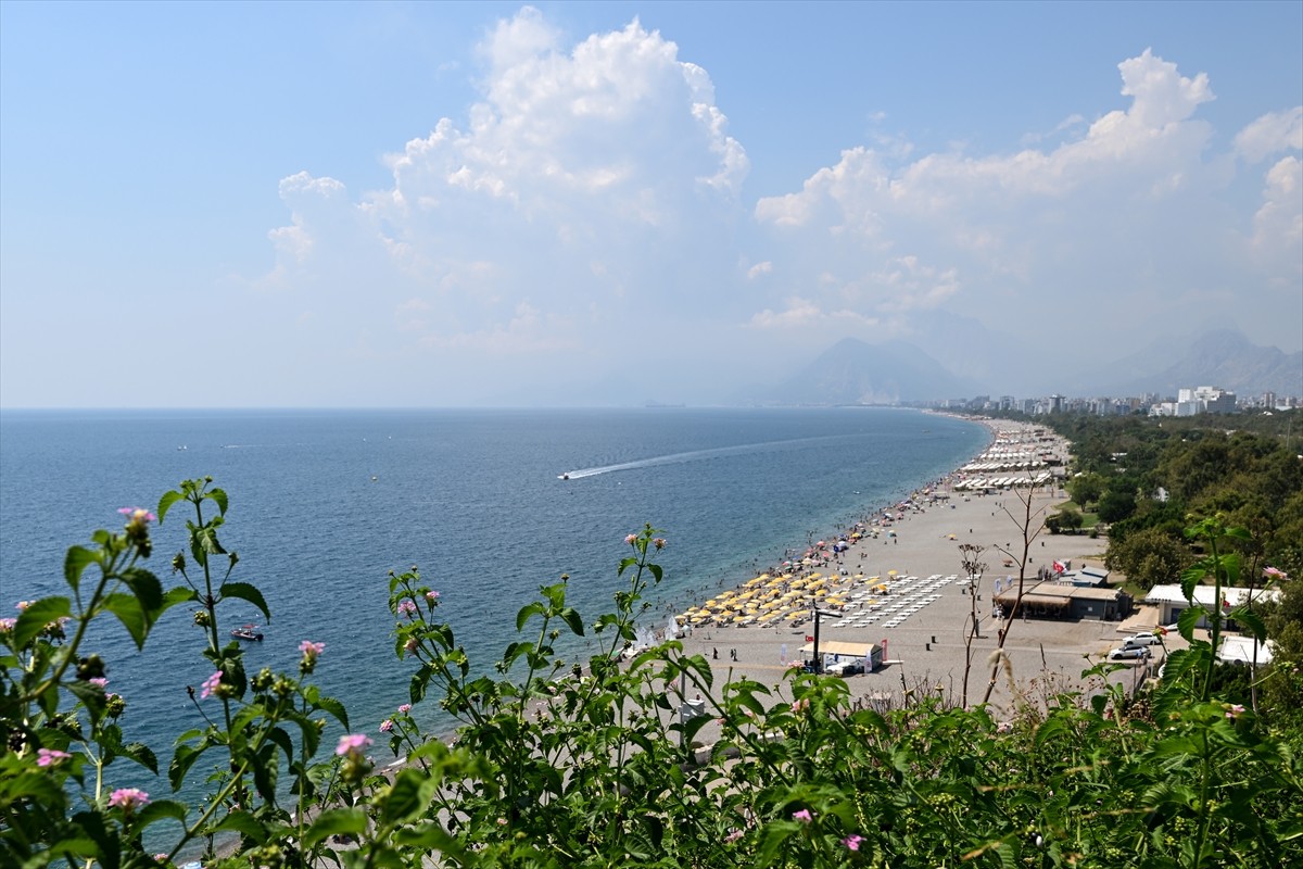 Antalya'da etkisini sürdüren yüksek sıcak ve nemden bunalanlar, denize girerek serinlemeye...