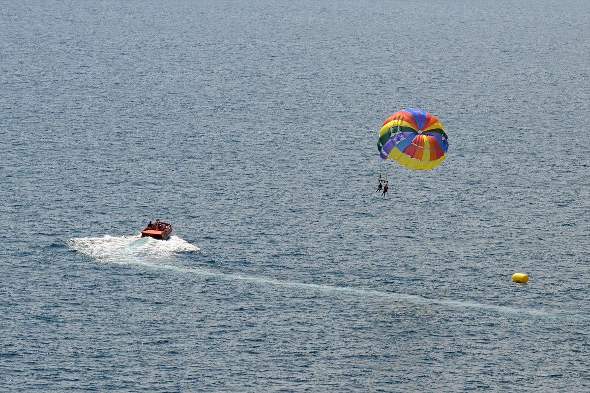 Antalya'da etkisini sürdüren yüksek sıcak ve nemden bunalanlar, denize girerek serinlemeye...