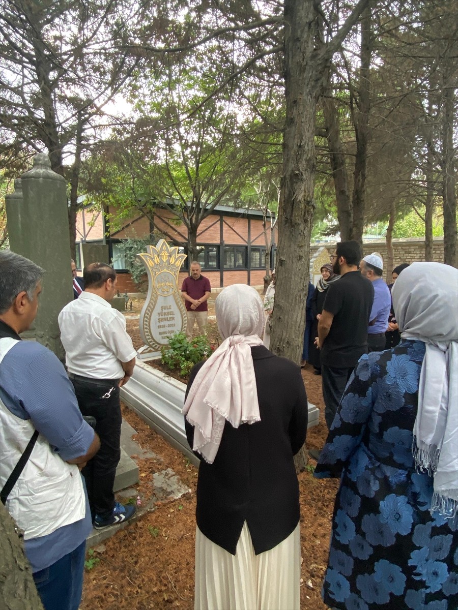 "Birleşen Yollar" ve "Huzur Sokağı" romanlarıyla tanınan aktivist, yazar ve gazeteci Şule Yüksel...