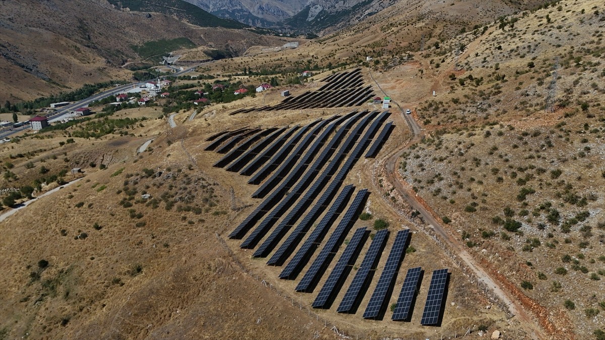 Bitlis Belediyesi, elektrik ihtiyacının büyük bölümünü 35 bin dönüm alana kurduğu güneş enerjisi...