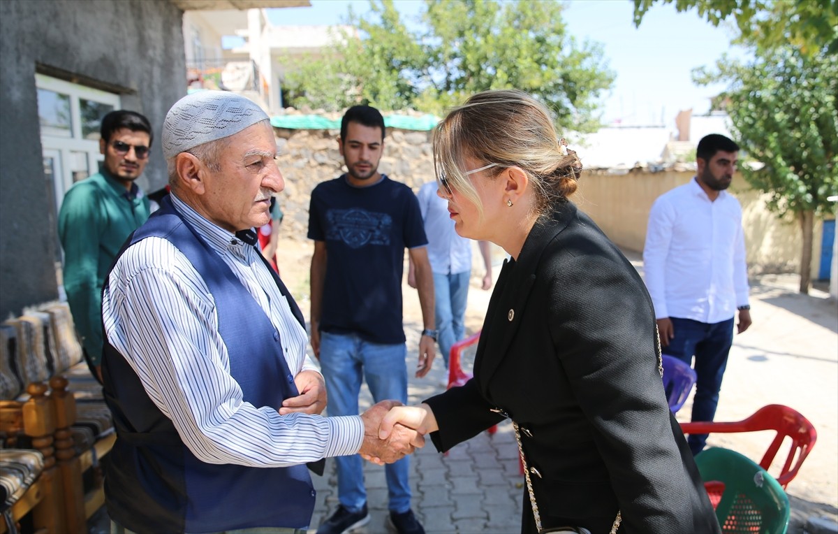 CHP Kadın Kolları Genel Başkanı Asu Kaya (sol 2), Diyarbakır'da kaybolan 8 yaşındaki Narin...