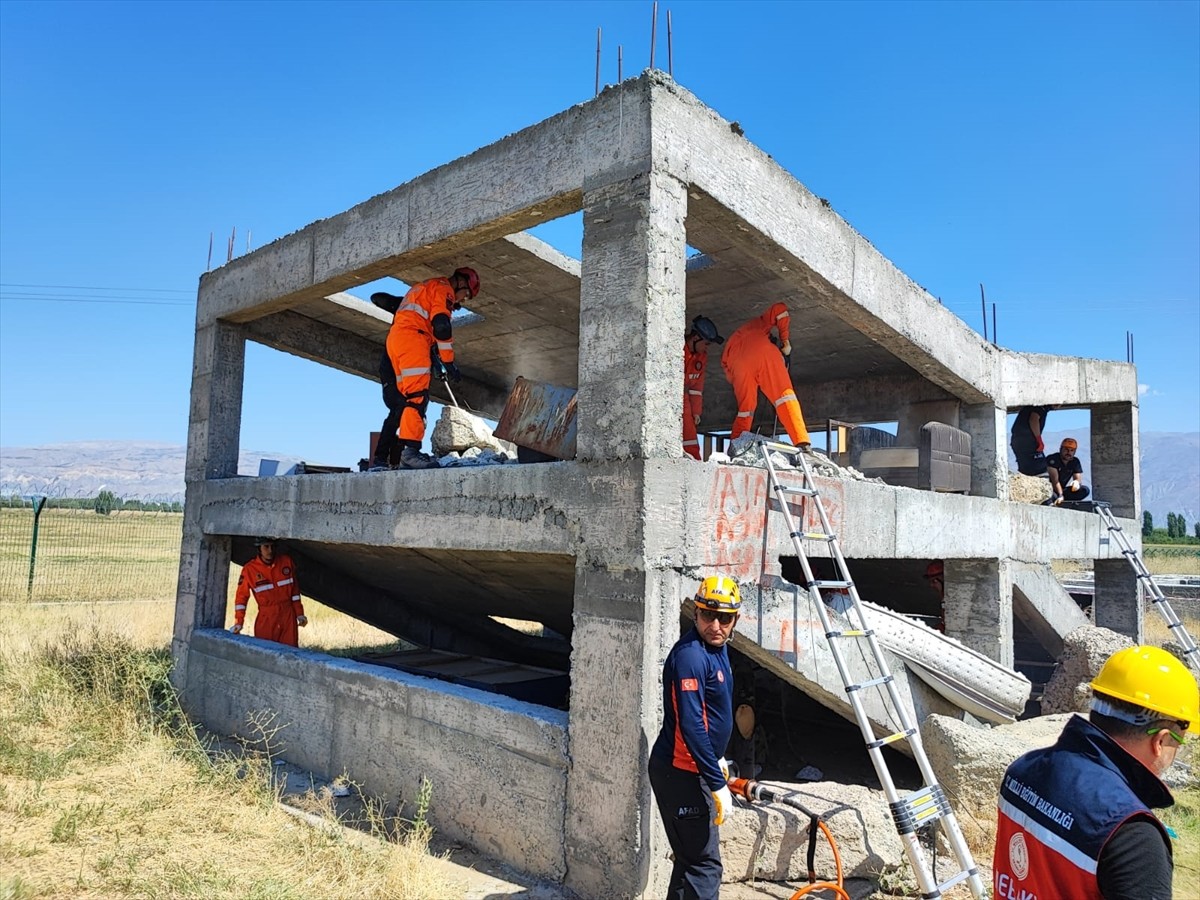 Erzincan’da Afet ve Acil Durum Yönetim Başkanlığınca (AFAD), Türkiye Afet Planı kapsamında "Deprem...