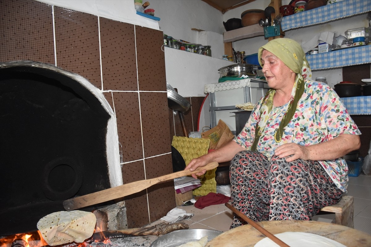 Gümüşhane'de kadınlar imece usulü kışlık yiyecekleri hazırlamaya başladı. Kışlık hazırlıklarında...