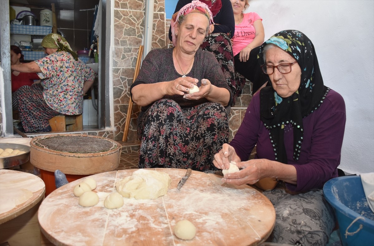 Gümüşhane'de kadınlar imece usulü kışlık yiyecekleri hazırlamaya başladı. Kışlık hazırlıklarında...