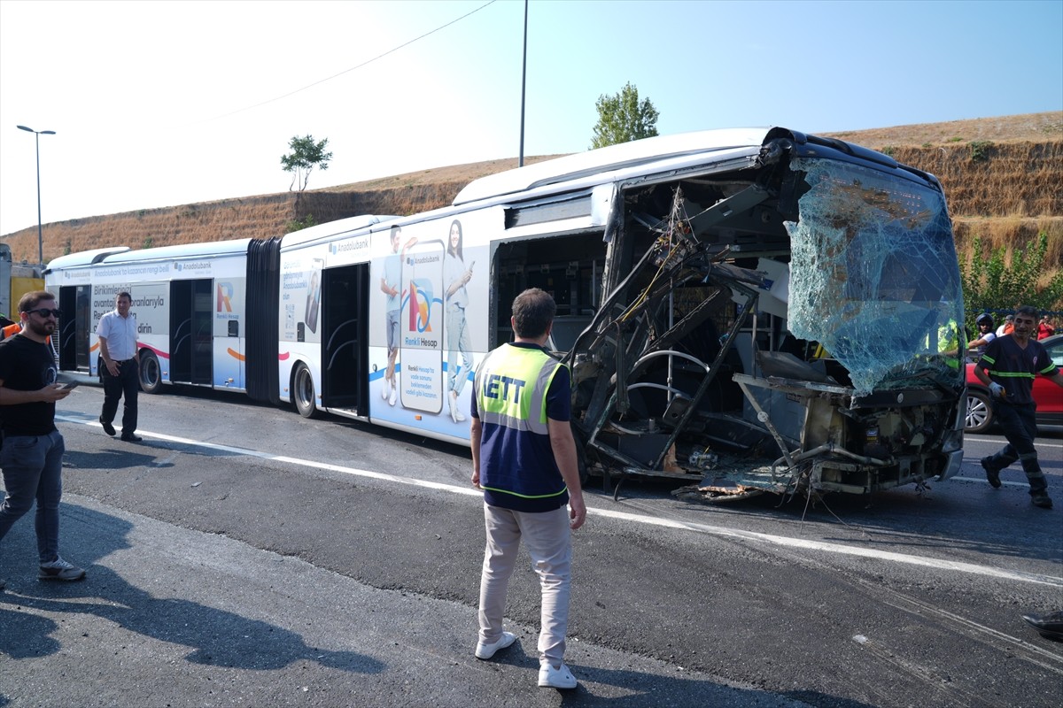 İstanbul Küçükçekmece'de seyir halindeki metrobüsün kaza yapması sonucu yaralıların olduğu...