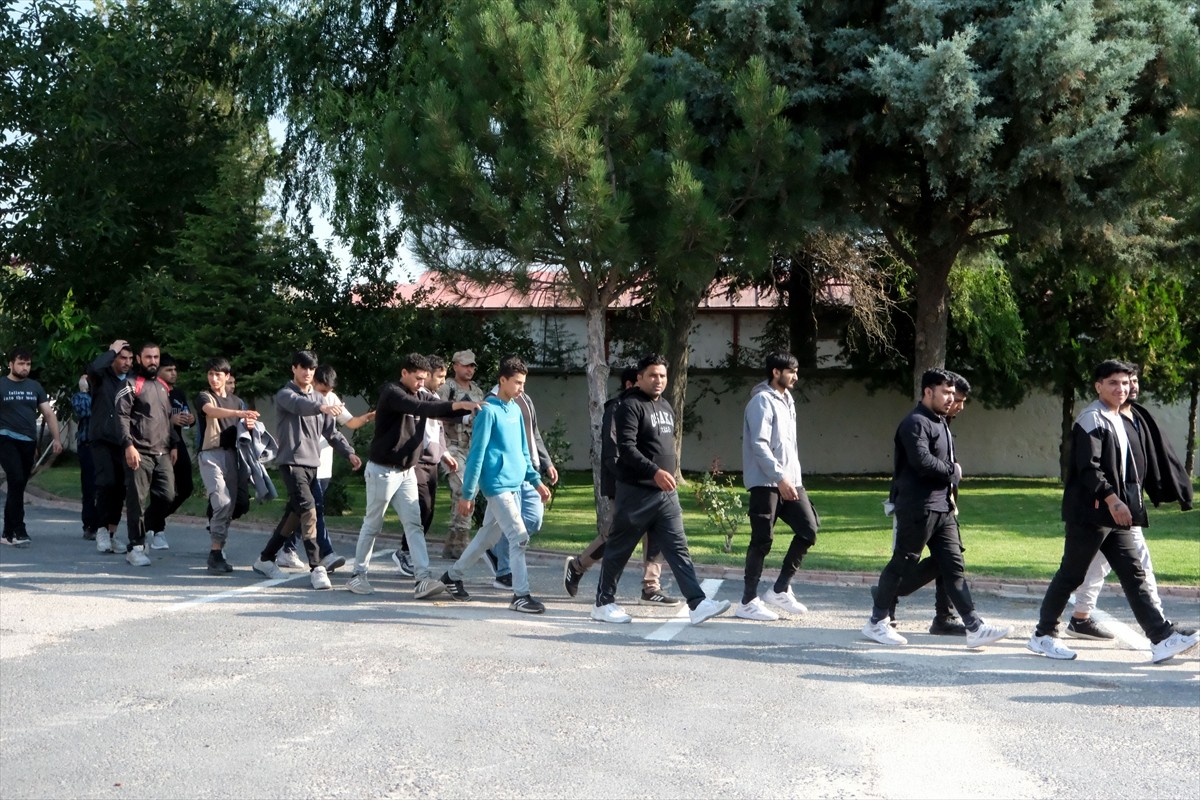 Kırklareli'nde tırın dorsesinde 44 düzensiz göçmen yakalandı. Düzensiz göçmenler, işlemlerinin...