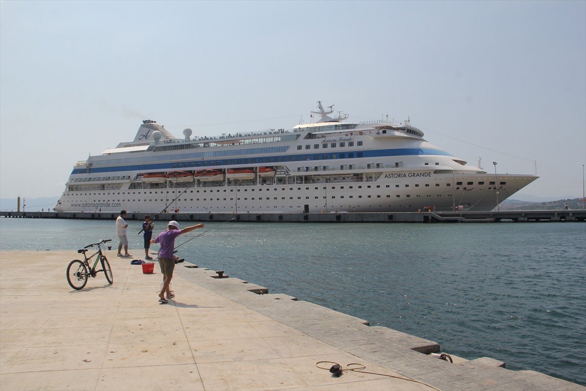 Kruvaziyer turizmi kapsamında Türkiye'nin en kuzey noktası Sinop'a gelen 6 bini aşkın yabancı...