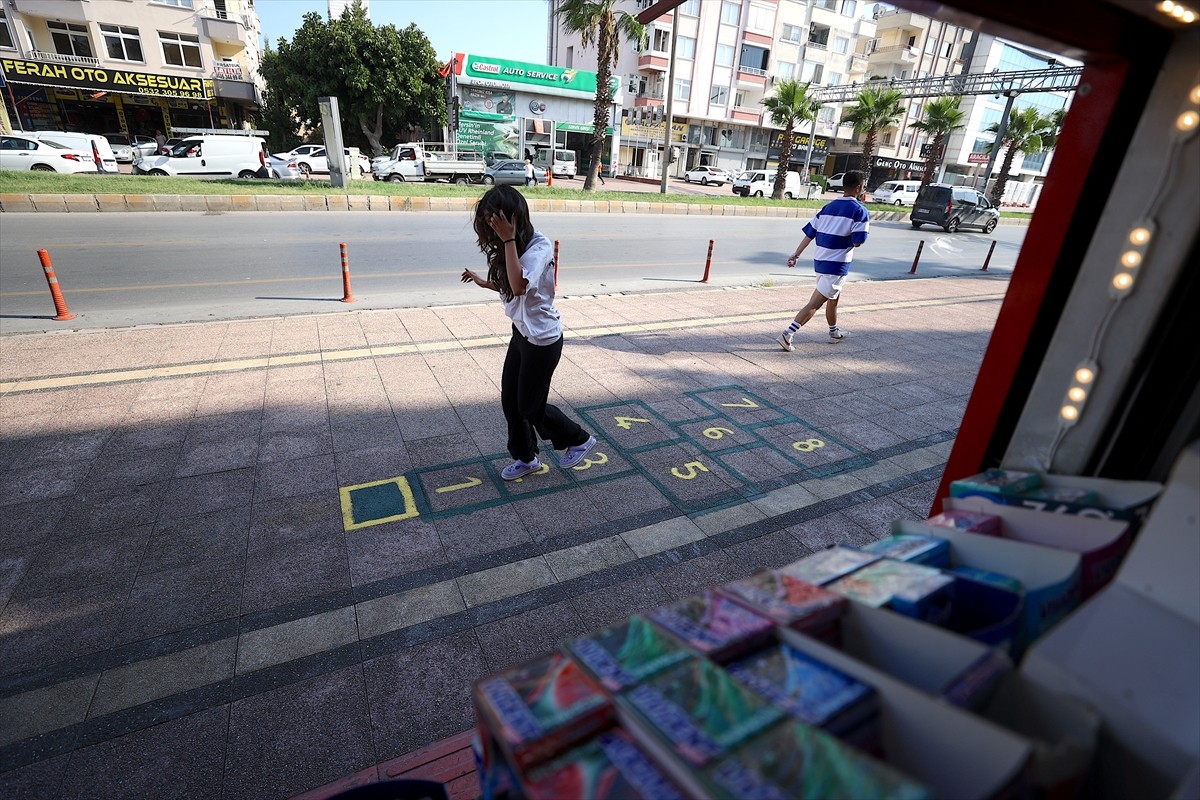 Mersin'de iş yerinin önüne seksek oyunu çizen büfe sahibi, gencini yaşlısını çocukluğuna götürdü....