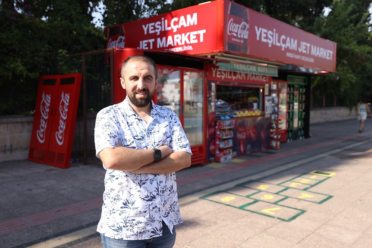 Mersin'de iş yerinin önüne seksek oyunu çizen büfe sahibi, gencini yaşlısını çocukluğuna götürdü....