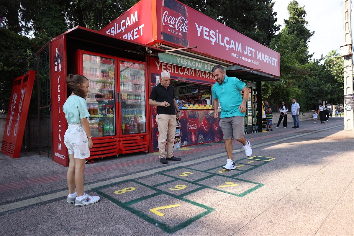 Mersin'de iş yerinin önüne seksek oyunu çizen büfe sahibi, gencini yaşlısını çocukluğuna götürdü....