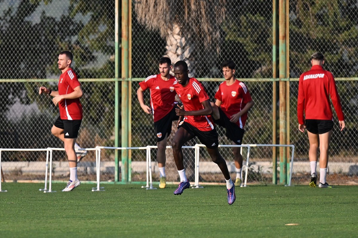 Trendyol 1. Lig ekibi Adanaspor'da futbolcular, teknik direktör Sol Bamba yönetiminde çıkışa...