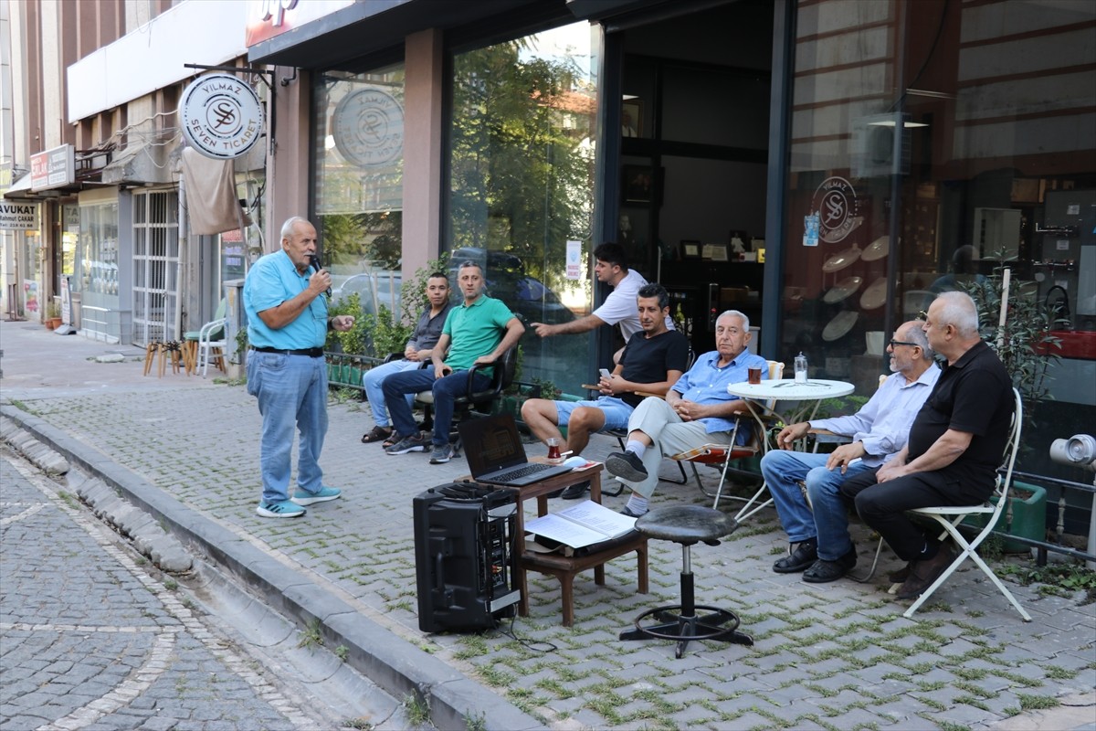 Amasya'da "Minik kuş" lakaplı bıçak satıcısı Nurettin Karademir, her sabah mahalledeki esnaf...