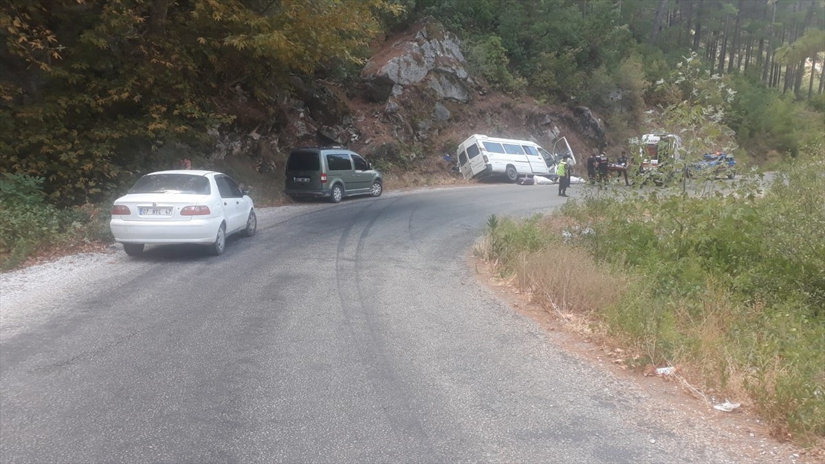 Antalya'nın Alanya ilçesinde minibüsün devrilmesi sonucu aynı aileden 3'ü çocuk 6 kişi...