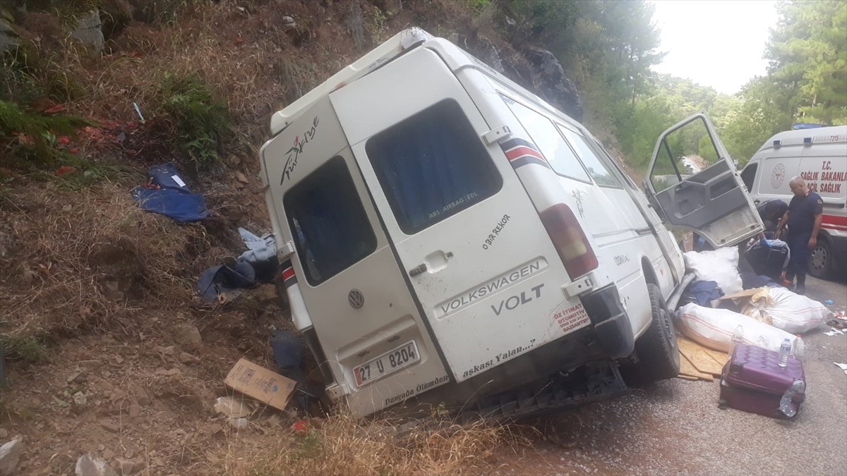 Antalya'nın Alanya ilçesinde minibüsün devrilmesi sonucu aynı aileden 3'ü çocuk 6 kişi...