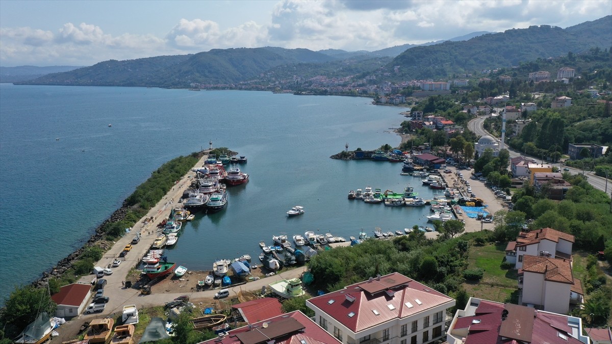 Av yasağının kalkacağı 1 Eylül öncesi tekne ve ağlarını onararak hazırlıklarını tamamlayan...