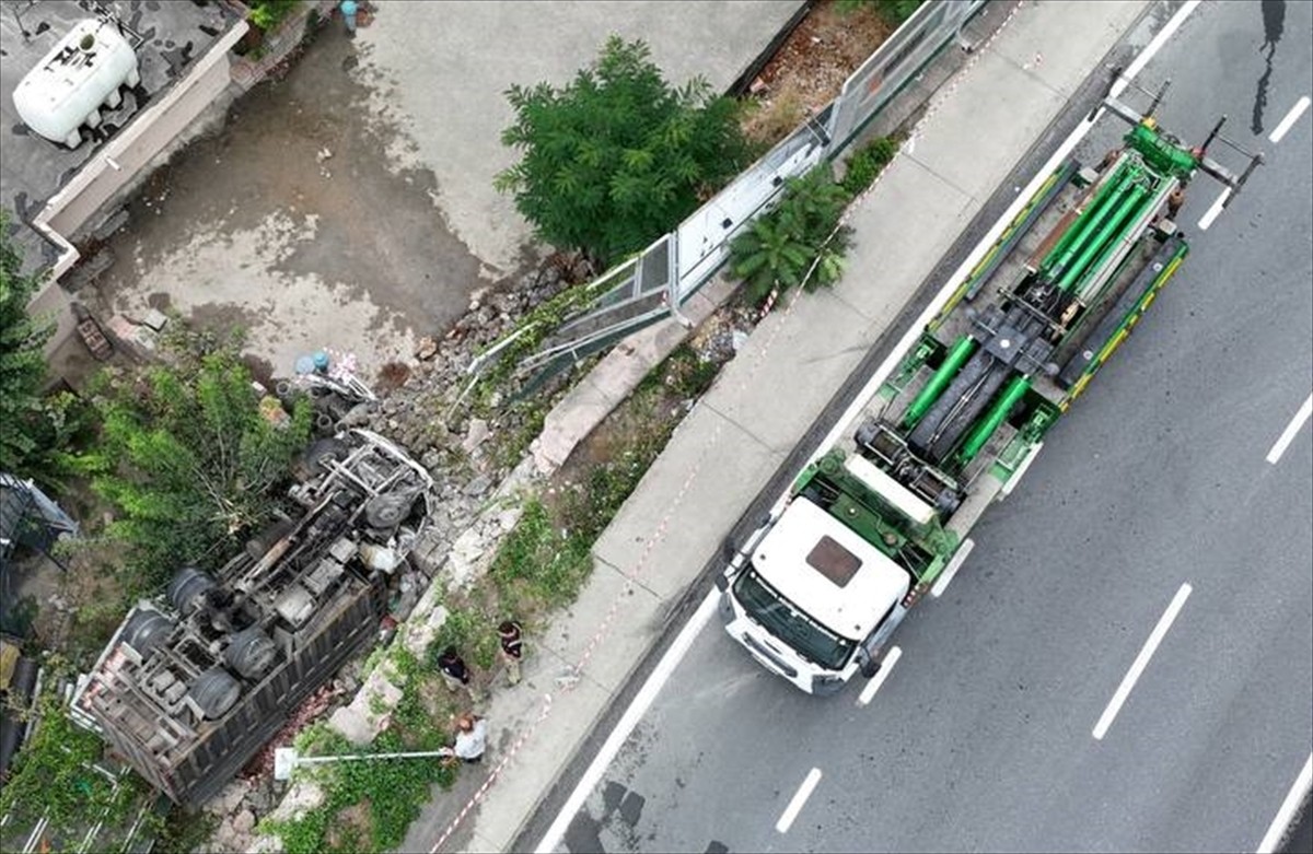  Başakşehir'de virajı alamayıp demir korkulukları aşarak bahçeye düşen kamyonetin sürücüsü...