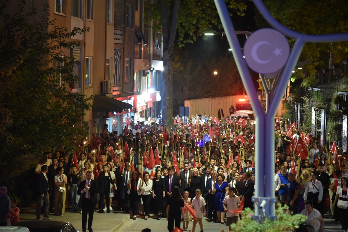 Bilecik'te, 30 Ağustos Zafer Bayramı dolayısıyla fener alayı düzenlendi. Bilecik Belediyesi...