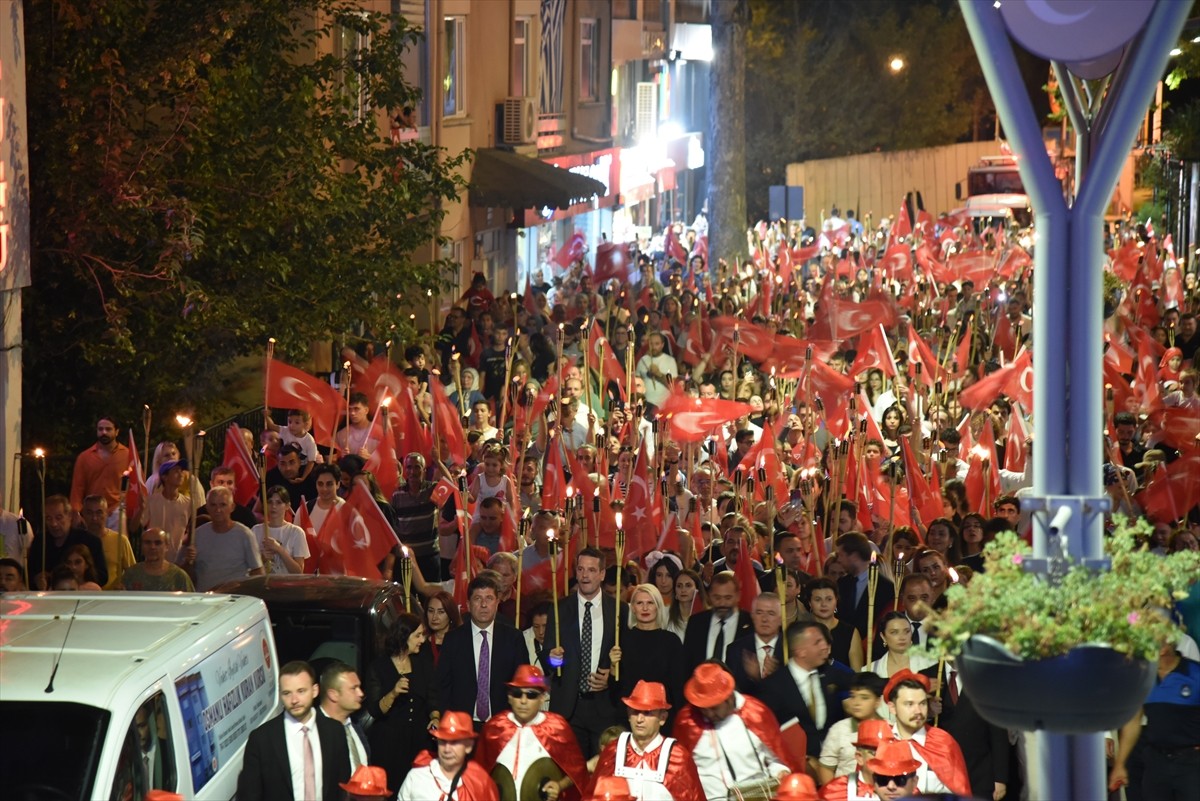 Bilecik'te, 30 Ağustos Zafer Bayramı dolayısıyla fener alayı düzenlendi. Bilecik Belediyesi...