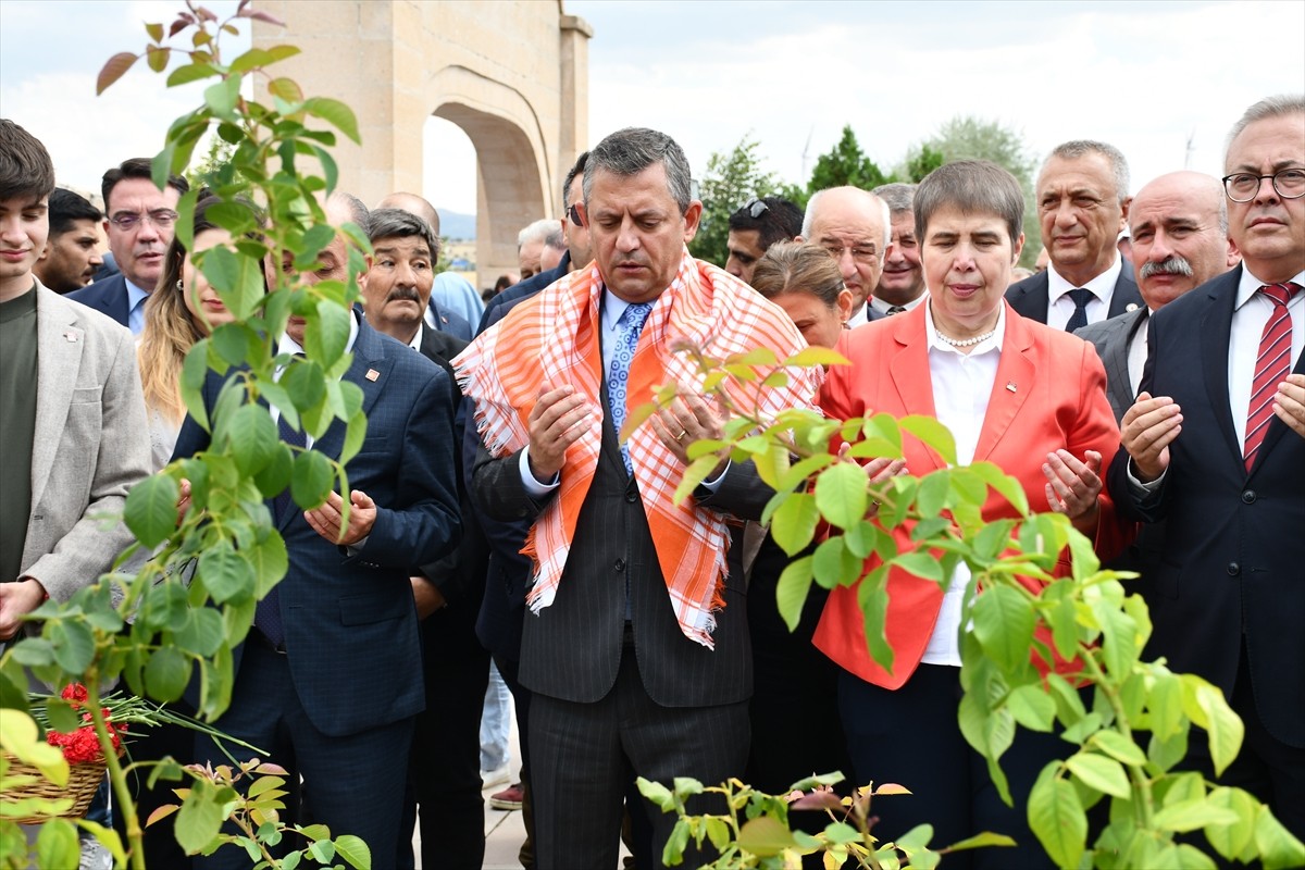 CHP Genel Başkanı Özgür Özel, Kütahya'da Dumlupınar Şehitliği'ni ziyaret ederek, çelenk ve...