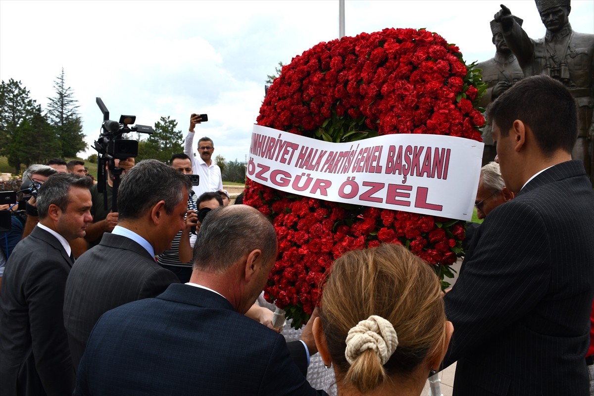 CHP Genel Başkanı Özgür Özel, Kütahya'da Dumlupınar Şehitliği'ni ziyaret ederek, çelenk ve...