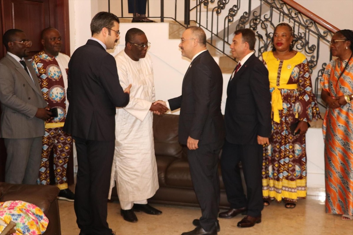 Dışişleri Bakan Yardımcısı Nuh Yılmaz (ortada), Kamerun'un başkenti Yaounde'de düzenlenen İslam...