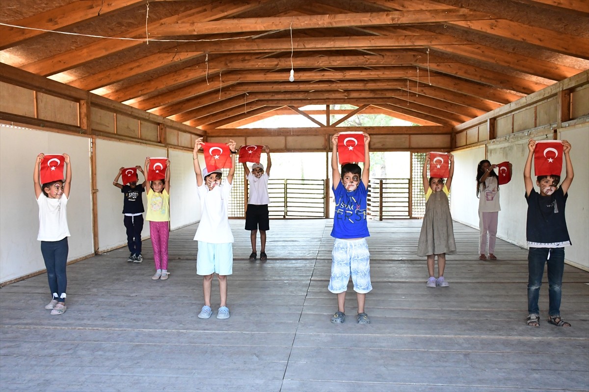 Düzce'de fındık firması çalışanlarınca onarılan köy okulu, fındık işçilerinin çocukları için...