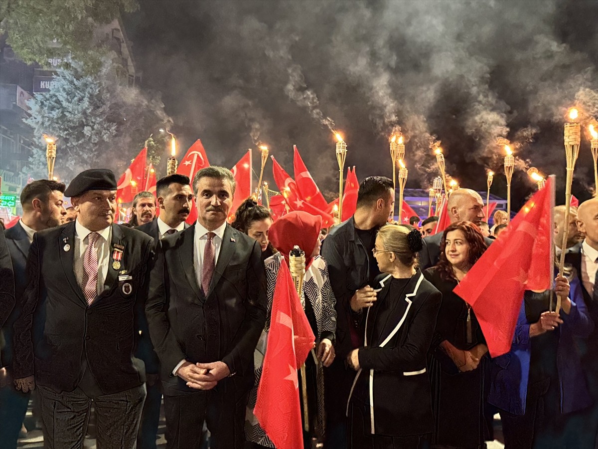 Isparta'da 30 Ağustos Zafer Bayramı dolayısıyla fener alayı gerçekleştirildi. Isparta Belediyesi...