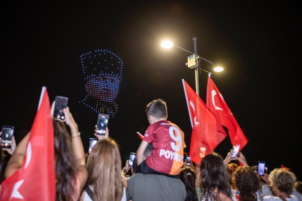 İzmir'de, 30 Ağustos Zafer Bayramı'nın 102. yıl dönümü kutlamaları kapsamında Alsancak Gündoğdu...