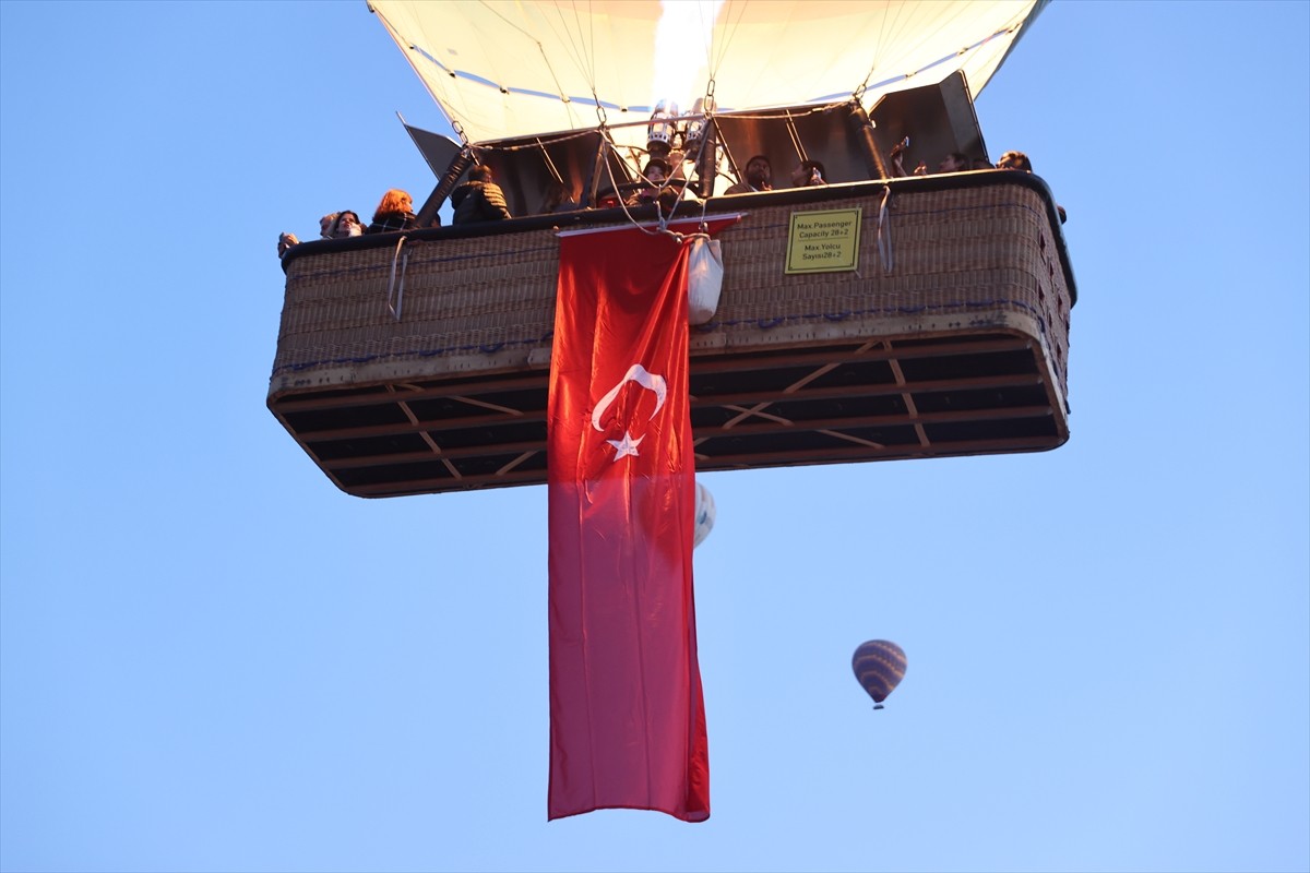 Kapadokya bölgesindeki sıcak hava balonları, 30 Ağustos Zafer Bayramı dolayısıyla uçuşlarını Türk...