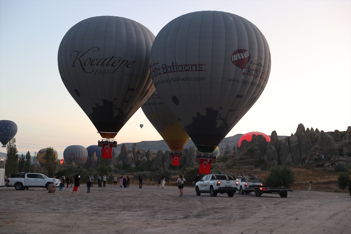 Kapadokya bölgesindeki sıcak hava balonları, 30 Ağustos Zafer Bayramı dolayısıyla uçuşlarını Türk...