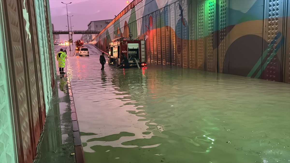 Karabük'te sağanak, hayatı olumsuz etkiledi. Kent merkezi ve Safranbolu ilçesinde sağanak...