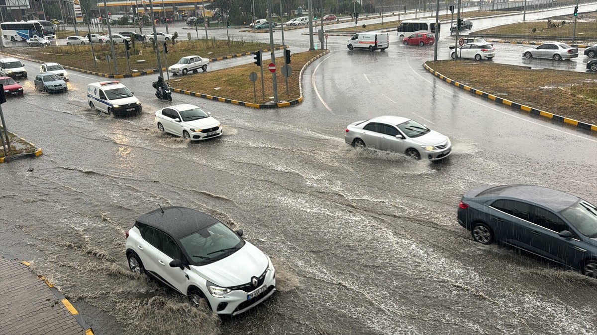 Karabük'te sağanak, hayatı olumsuz etkiledi. Kent merkezi ve Safranbolu ilçesinde sağanak...