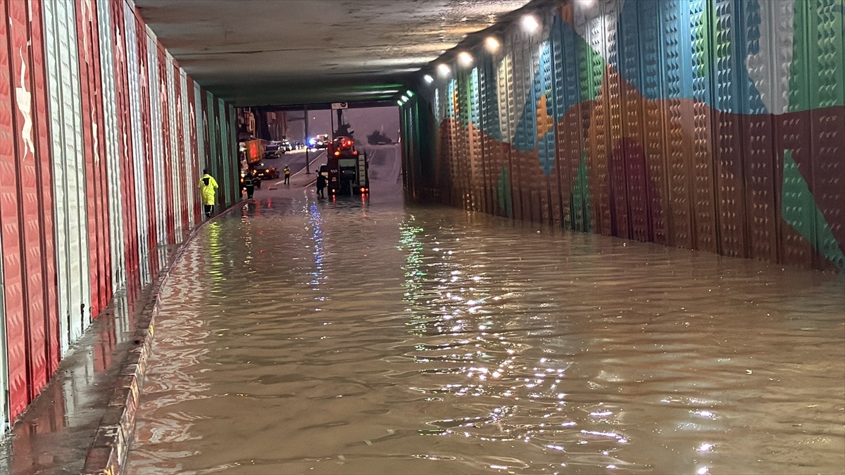 Karabük'te sağanak, hayatı olumsuz etkiledi. Kent merkezi ve Safranbolu ilçesinde sağanak...