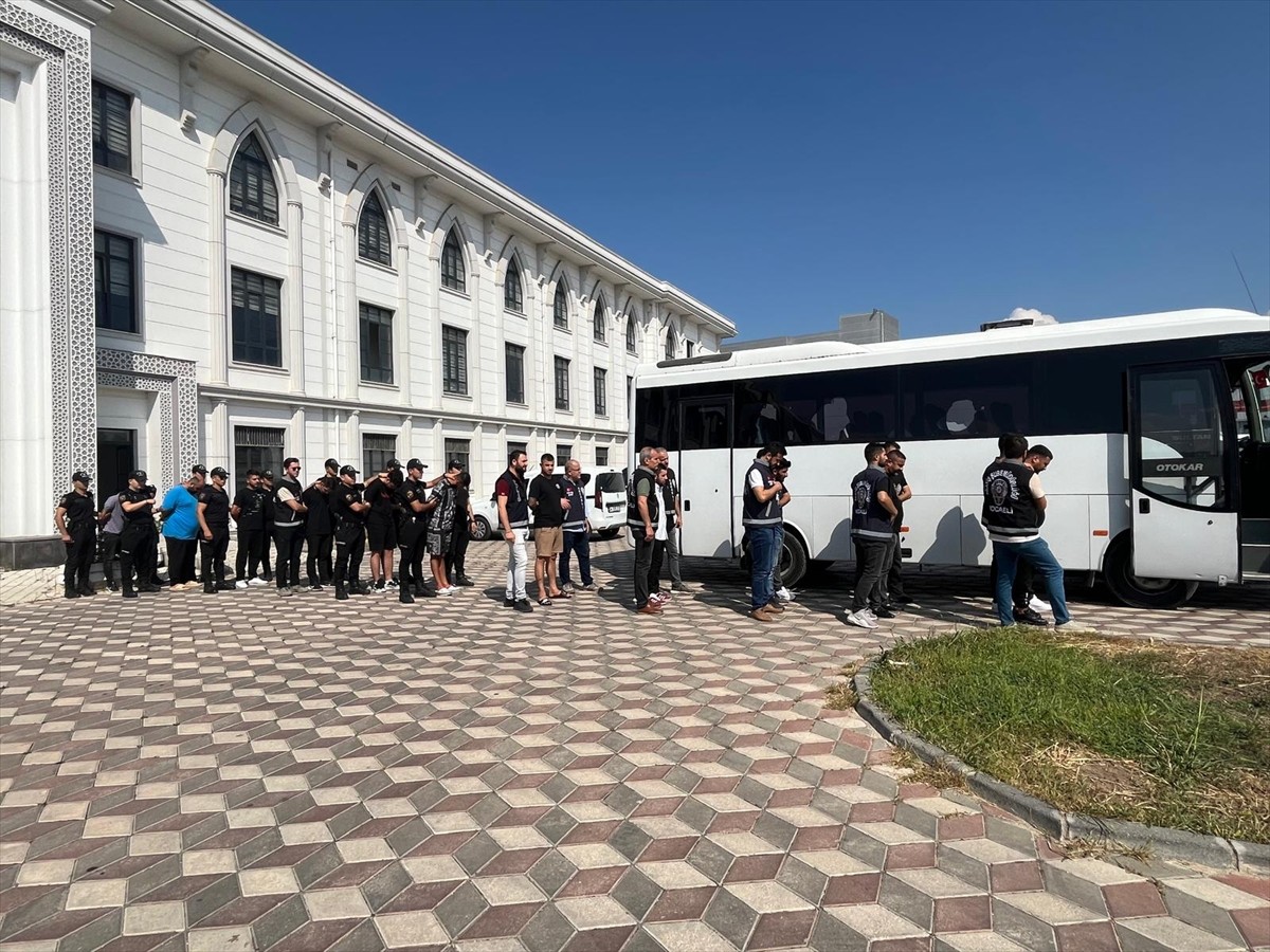 Kocaeli'nin Darıca ilçesinde bir kişinin hayatını kaybettiği silahlı saldırıya ilişkin gözaltına...