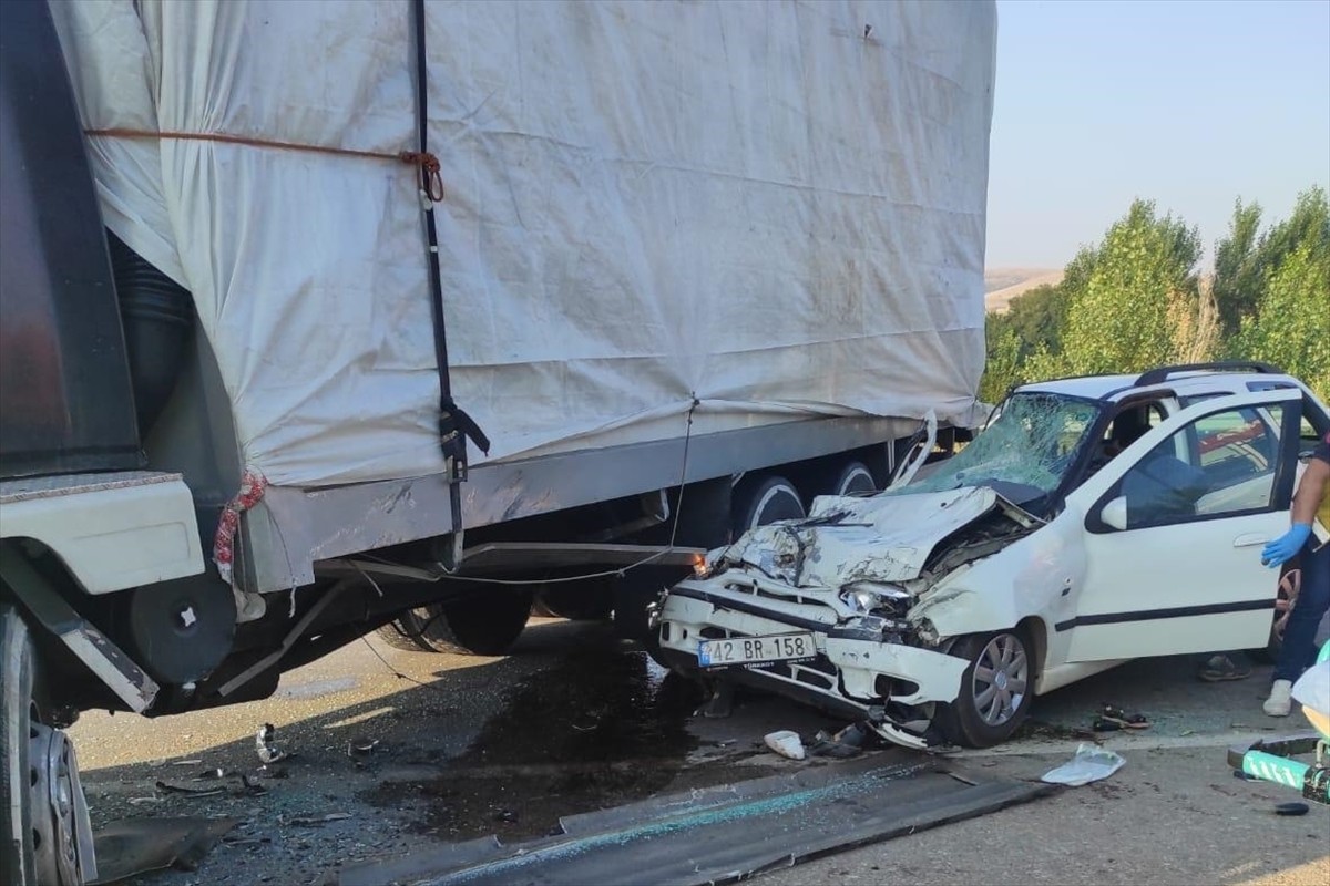 Konya'da kamyona çarpan otomobildeki 3 kişi hayatını kaybetti, 2 kişi ağır yaralandı.